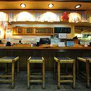旬のネタを小粋な職人がにぎる『かもめ寿司』は、小さな独立したカウンターです。