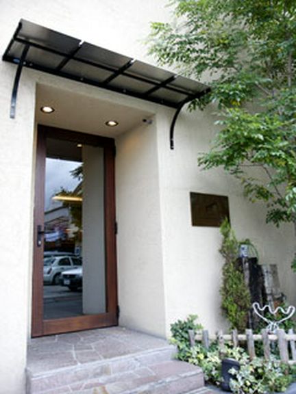 落ちついた外観。まるで隠れ家のような雰囲気。