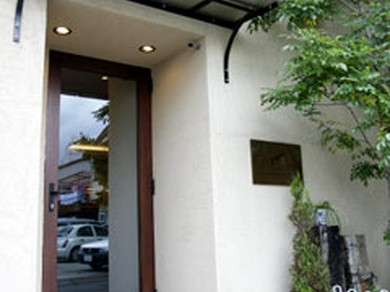 落ちついた外観。まるで隠れ家のような雰囲気。