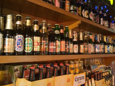 常時200〜250種類の世界のビールが冷えています！