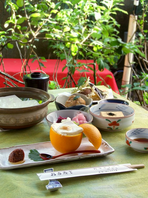 美しいお庭を眺めながら、お料理を味わって頂けます