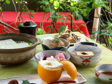 美しいお庭を眺めながら、お料理を味わって頂けます