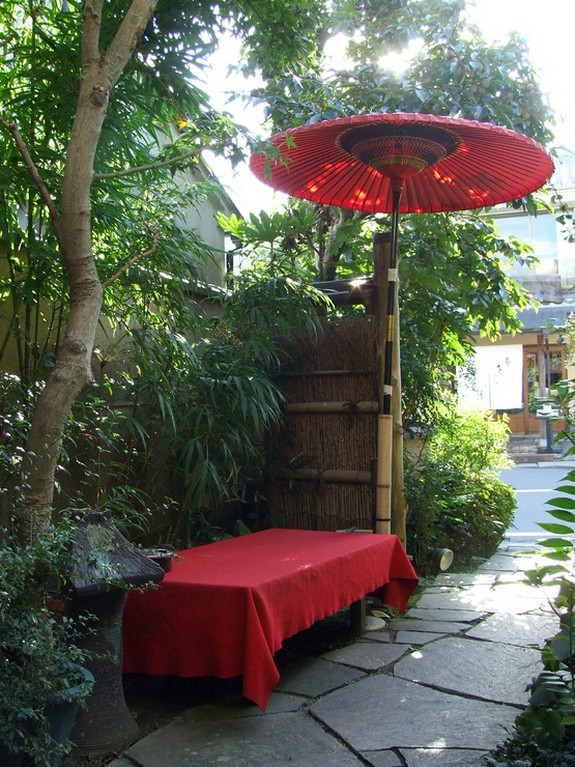 石畳が敷かれた小道