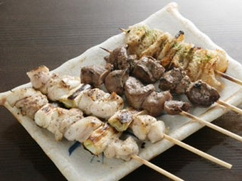 とり皮・ねぎま・れば・はつ・砂肝の盛り合わせ