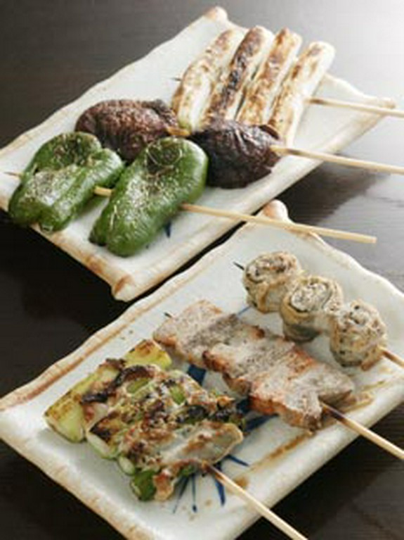 松坂豚バラ串・アスパラ肉巻・しそ肉巻の盛り合わせ（手前）