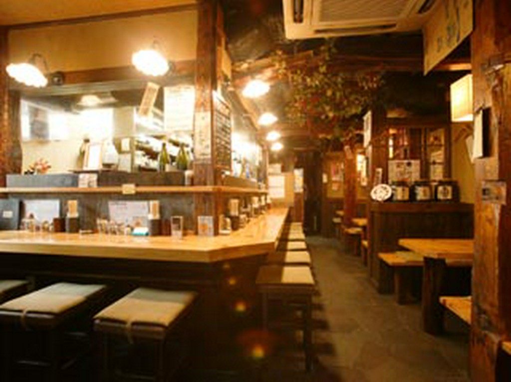 古材を用いた店内のカウンターとテーブル席