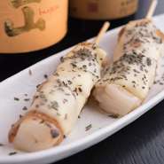 バラエティ豊富な鶏串焼きを用意。炭にも塩にもこだわったこだわりのひと品を堪能あれ。アレンジを施したつくね串も人気。女性に嬉しいアラカルトも充実しており、女子会利用にもおすすめです。