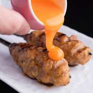 食感が楽しい手づくりつくねに、濃厚な卵黄をかけて。選りすぐりの素材で味わう贅沢な一本をお試しあれ。