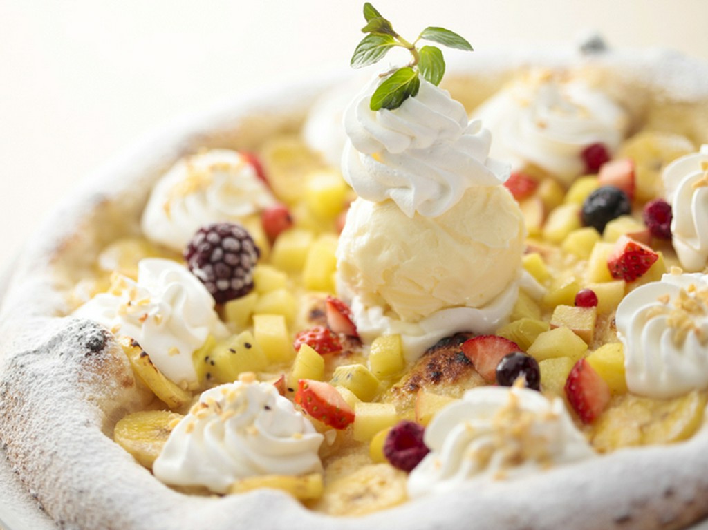 あつあつ！フルーツピッツァにひえひえ！アイスクリーム添え