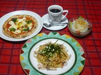パスタとピッツァが2つ共楽しめる！　サラダ、ドリンクが付いたちょっと欲張りなセットです。