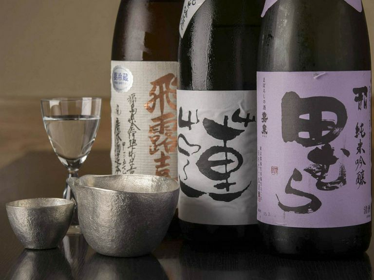 常時10種類以上の全国の銘酒を取り揃えています