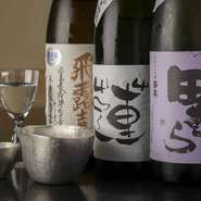 旬の野菜や魚に合う銘酒を全国から取り揃えています。利き酒のセットもあるので、気になるお酒を飲み比べることもできます。写真中央は酒米の田植えから酒造りに参加してできた【蓮】オリジナルラベルのお酒。