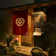 九州最大の繁華街「天神」を南北に貫く「渡辺通り」は百貨店やオフィスビル、ホテル等が立ち並び大変賑やかな街です。【蓮】はホテルニューオータニ裏手に位置する、路地裏の静かで落ち着いた佇まいの店です。