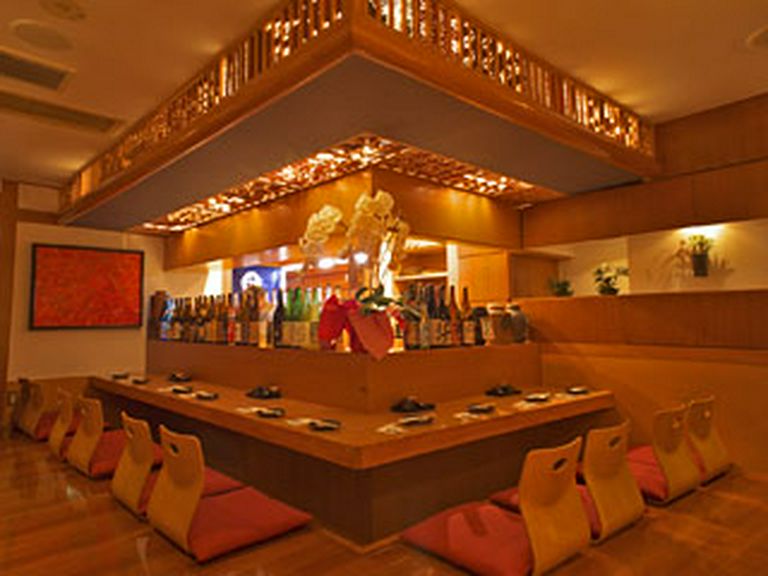 ゆったりカウンター席。暗めの照明が雰囲気を醸し出します。