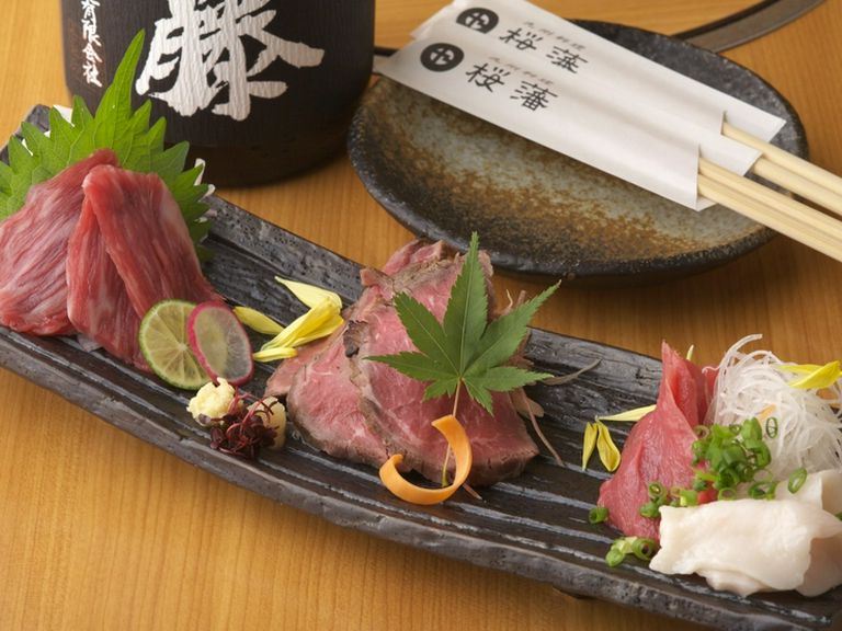 厳選された素材を使用。馬刺し。