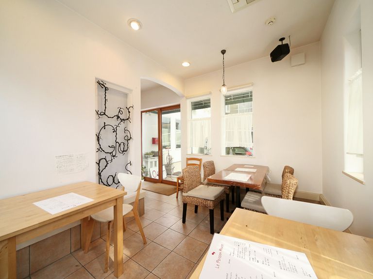 扉を開けて白で統一された店内へ