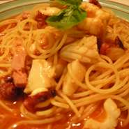 1200円ランチと同じ構成で、選べるパスタの具材がグレードアップします。

●パスタ
・カルボナーラ
・魚介トマト
・ボンゴレビアンコ
「パン、スープ付き。」