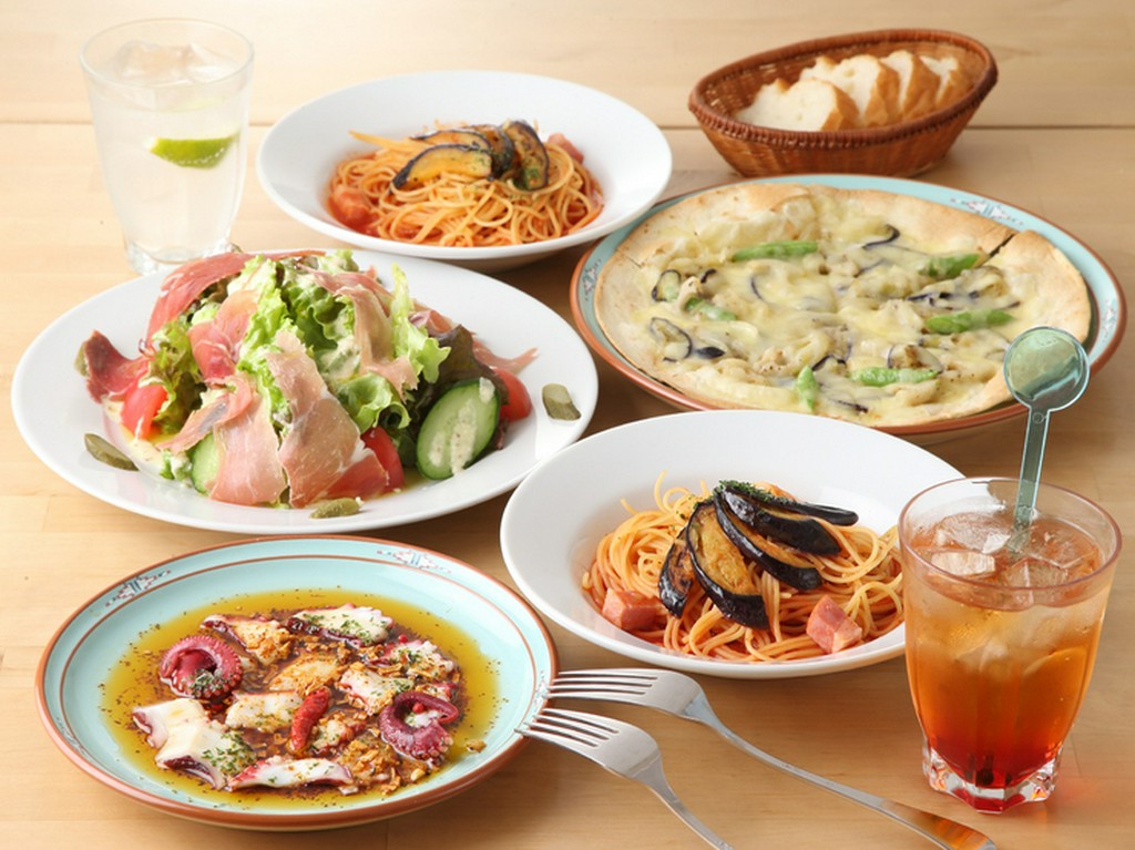 パスタやピザ、一品料理など豊富なメニューを展開