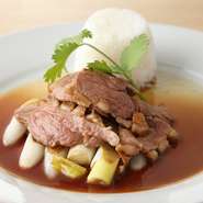 鴨とネギは和食では定番の組み合わせで、相性抜群の食材。鴨は皮目をパリッと香ばしく焼き、中はジューシーなミディアムレアに仕上げています。醤油ベースのソースで、ご飯にもよく合う和風テイストの一皿です。