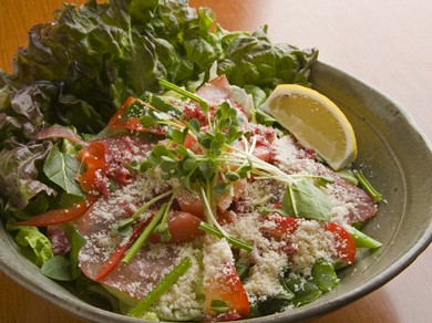 生ハムとアボガドのシーザーサラダ