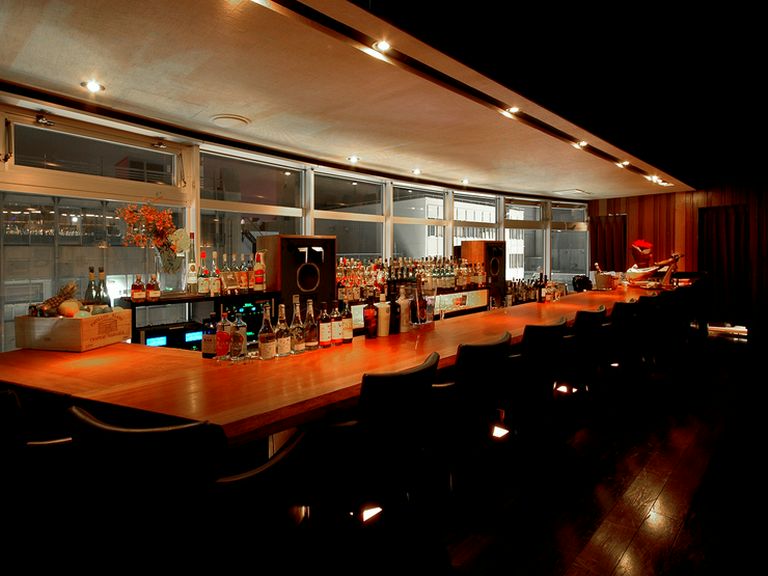 悠遠の時が作り上げた温もりが心を癒す“8mのマコレー一枚板”