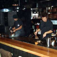 鉄板焼をメインにしたダイニングバー