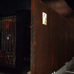 外壁に鉄板を使ったスタイリッシュな外観