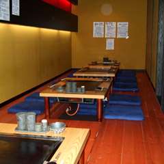 20名以上収容可能。掘りごたつ式