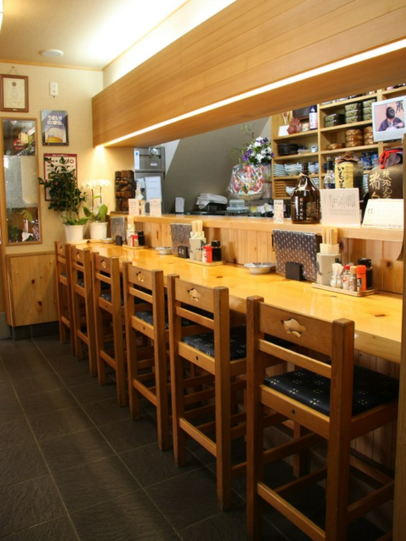 木の温もりを感じるカウンター