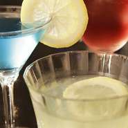 シェルターでは、プロのバーテンダーが月替わりのオリジナルカクテルを考案しています。楽しい時間のアクセントにいかがでしょう。
お食事から二次会まで、女性同士の語らいの場としてぜひご利用下さい。