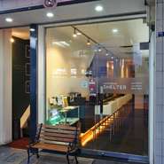 その日に購入した野菜しか使用しない、新鮮な食材にこだわりながらも、値段はリーズナブル！　和食、中華、洋食を取り入れたメニューに加え、約200種類のカクテルをご用意。毎日頑張る方の避難場所になりそうです。