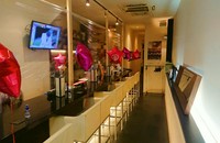 ●スタッフのマスク着用(必要に応じてフェイスシールド着用)、手洗・うがい・健康管理等感染予防を徹底。
●常に換気し、密閉状態の回避。
●お客様のお手に触れる部分は都度消毒します。
●防菌の仕切りを設置。