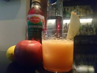 体が弱ったときに欲しくなる。
人が食べていると欲しくなる。
白雪姫だって食べちゃった。
アダムとイブだって食べちゃった。
プレミアムウォッカとクランベリーでおめかしして
優しいカクテルになりました。