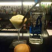 年中食べられるイメージの強いキウイ。
国内産が一番多く出回るの冬から春。
甘酸っぱいキウイの味わいを引き立てる相棒、
その一押しはテキーラ！

陽気な気分になれるカクテルです。
