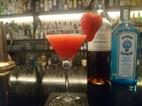 いちごのマティーニがやってまいりました。
いちごといえば春? 恋? ケーキ?
甘いイメージのいちごをグッと大人のテイストに。
アルコール、効いてます。