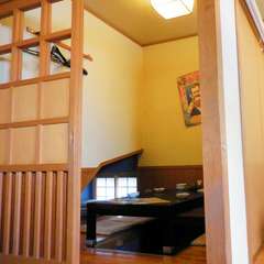 1Fにある個室は掘りごたつ、2Fは座敷個室がございます。