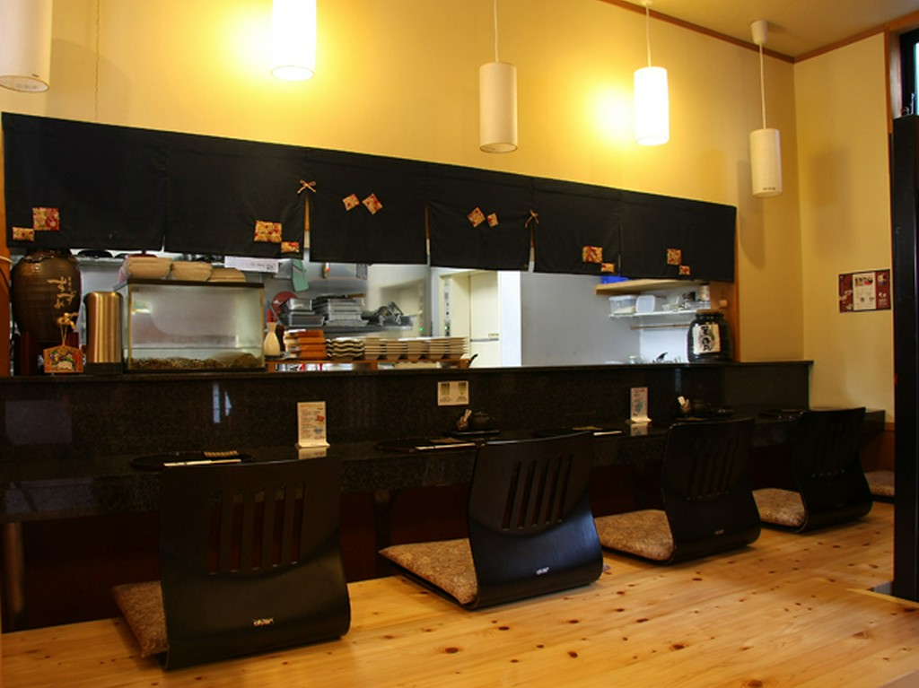 カウンター席は、毎夜、常連さんで埋まる…