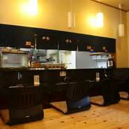 1人でも、カウンター席でゆったりとくつろいで、美味しいお酒と、美味しい料理をご堪能。
是非、【長楽】にお誘い合わせの上、お越しください。