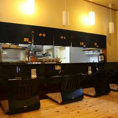 カウンター席は、毎夜、常連さんで埋まる…