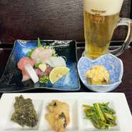 ・つきだし三種盛り合わせ
・土佐の刺身盛り合わせ
・ワンドリンク(ビールや日本酒 etc..)