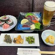 ・土佐の珍味三種盛り合わせ
・本場高知のカツオのタタキ
・本日の小鉢
・青さ海苔汁
・御飯
・ワンドリンク(ビールや日本酒 etc..)