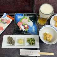・土佐の珍味三種盛り合わせ
・お刺身盛り合わせ
・本日の煮物
・本日の焼き物
・本日の揚げ物
・握り寿司
・ワンドリンク(ビールや日本酒 etc..)