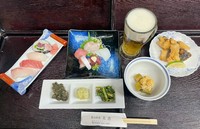 ・土佐の珍味三種盛り合わせ
・お刺身盛り合わせ
・本日の煮物
・本日の焼き物
・本日の揚げ物
・握り寿司
・ワンドリンク(ビールや日本酒 etc..)