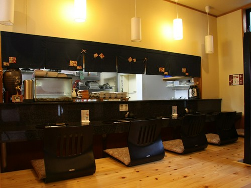 2階 カウンター席、個室(掘りごたつ)