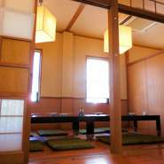 5名様用×1部屋、10名様用×1部屋、5名様用×1部屋
※つなげると最大28名様用のお部屋になります。