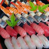 お寿司が盛り込まれた皿鉢になります。

※内容は季節、仕入れ等により変更になる場合があります。お気軽にお問い合わせ下さい。