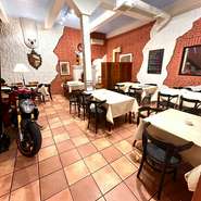 【レンガ造りの一軒家のレストラン】中世のイタリアを想わせるクラシカルな店内