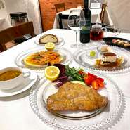 団体様限定・120分飲み放題付きコース。
乾杯スパークリングワインを含むフリーフローとともに
　　
120分フリーフロー　ワイン(白、赤)ハイボールカクテル各種ソフトドリンク各種

