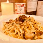 季節ものは特にこだわってイタリア産の食材を使用しております。フレッシュポルチーニ、トリュフなどは直輸入！また、オーナー自身が本場イタリアを食べ歩いて美味しいと感じたメニューを研究しています。