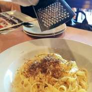 季節ものは特にこだわってイタリア産の食材を使用しております。フレッシュポルチーニ、トリュフなどは直輸入！また、オーナー自身が本場イタリアを食べ歩いて美味しいと感じたメニューを研究しています。